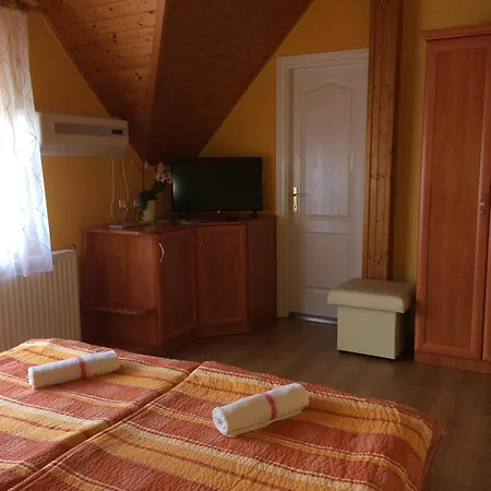 Guest house Napsugar Vendeghaz-apartman 3*
