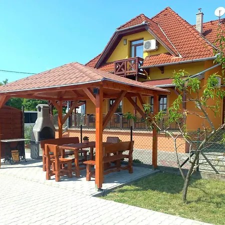 Napsugar Vendeghaz-apartman 3* Vonyarcvashegy