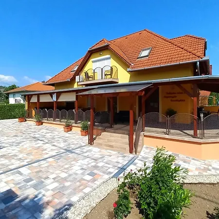 Гостевой дом Napsugar Vendeghaz-apartman *